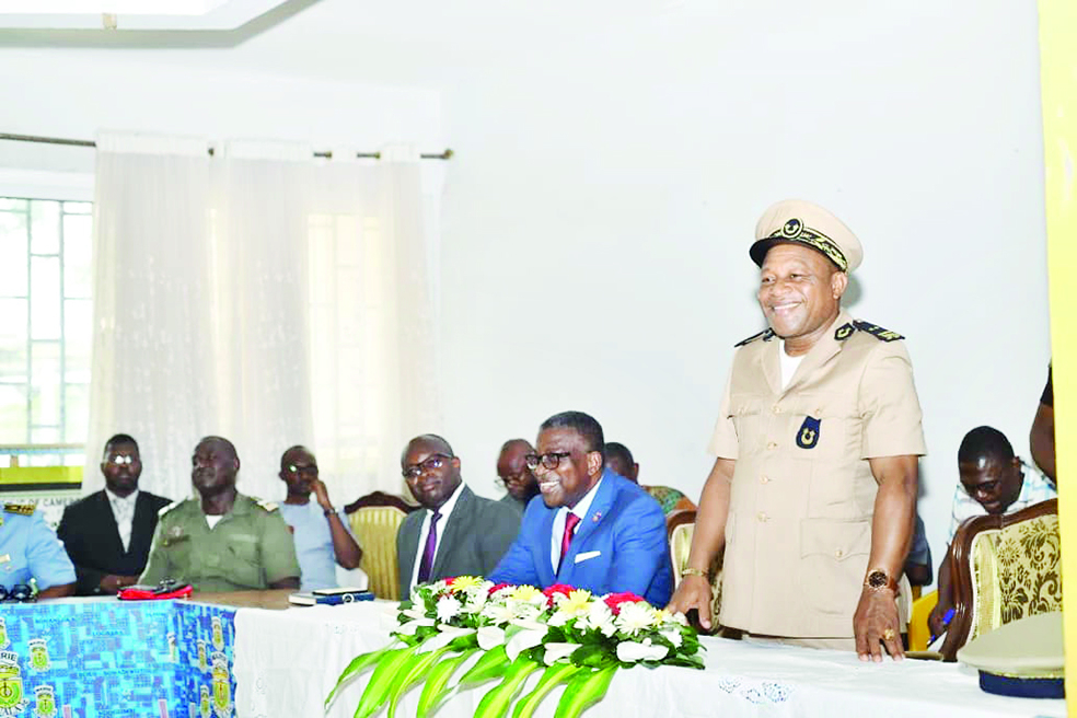 Le préfet s’imprègne du fonctionnement de Douala III.