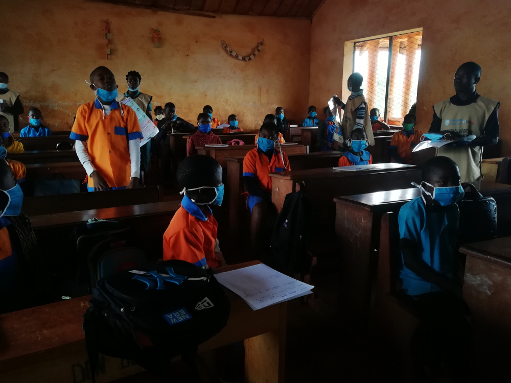 Doume pupils respect COVID-19 preventive measures.