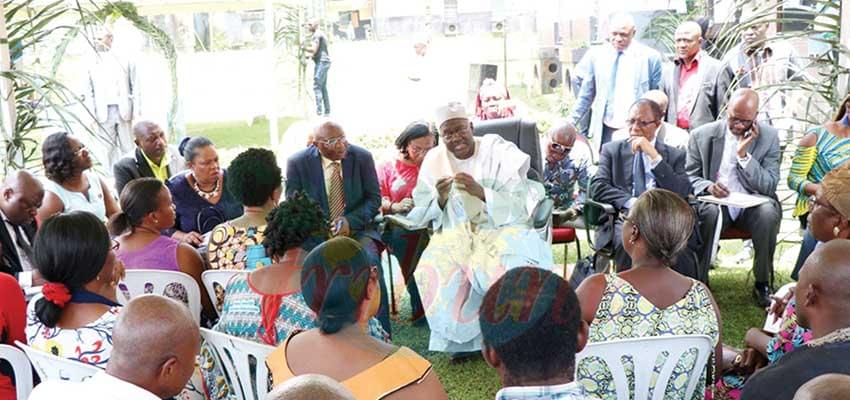SIC General Manger discussing with occupants. SIC General Manger discussing with occupants.