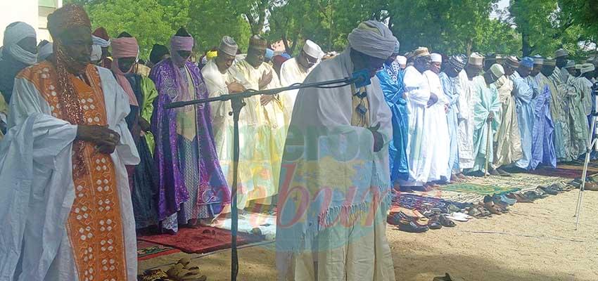 Les fidèles musulmans hier à la grande mosquée de Dougoï.