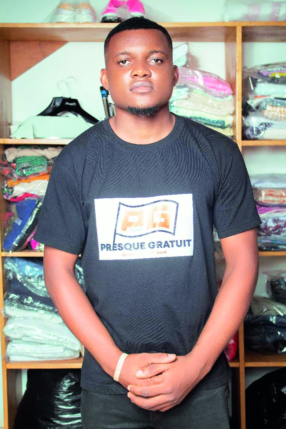 Franck Batimba, 23 ans, promoteur de « Presque gratuit », service de blanchisserie itinérant à Yaoundé.