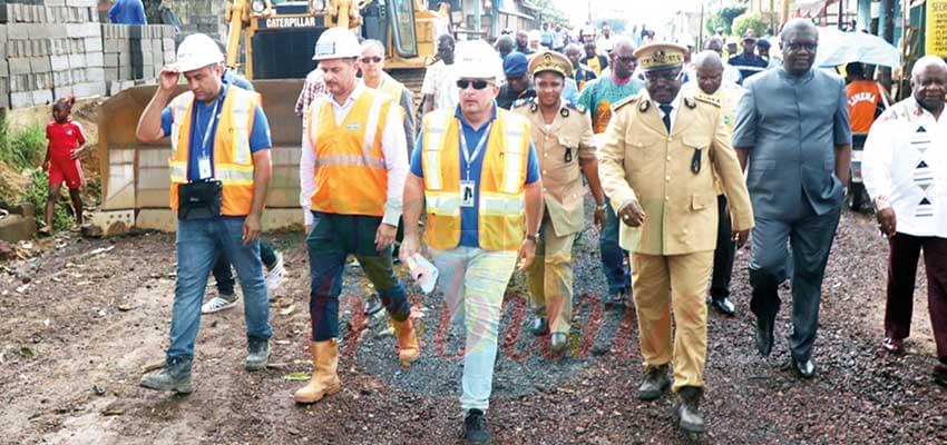 Le gouverneur s’assurant de l’effectivité du lancement des travaux.