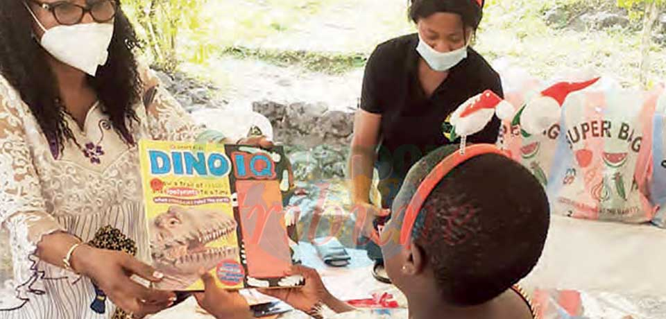 Joyous moment for inmates’ children as they receive their Christmas gifts.