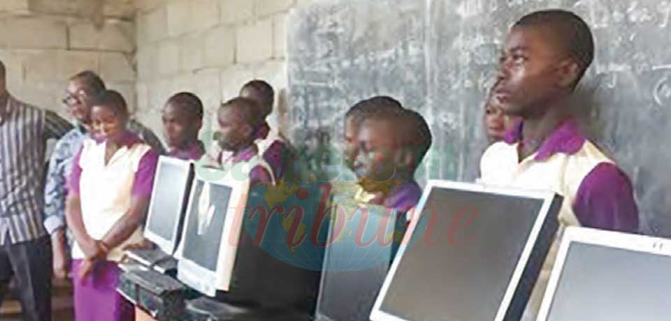 Des ordinateurs sont offerts pour arrimer les élèves aux évolutions technologiques.