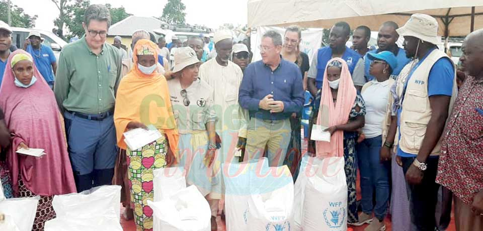 Thierry Marchand a visité les cantines scolaires à l’école primaire publique de Beka Matali et assisté à la distribution de vivres aux réfugiés de Garga Limbona à Meiganga le 26 mai dernier.