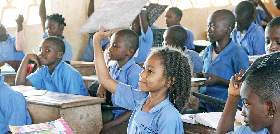 Seulement 68% de filles contre 76% de garçons scolarisés. Seulement 68% de filles contre 76% de garçons scolarisés.
