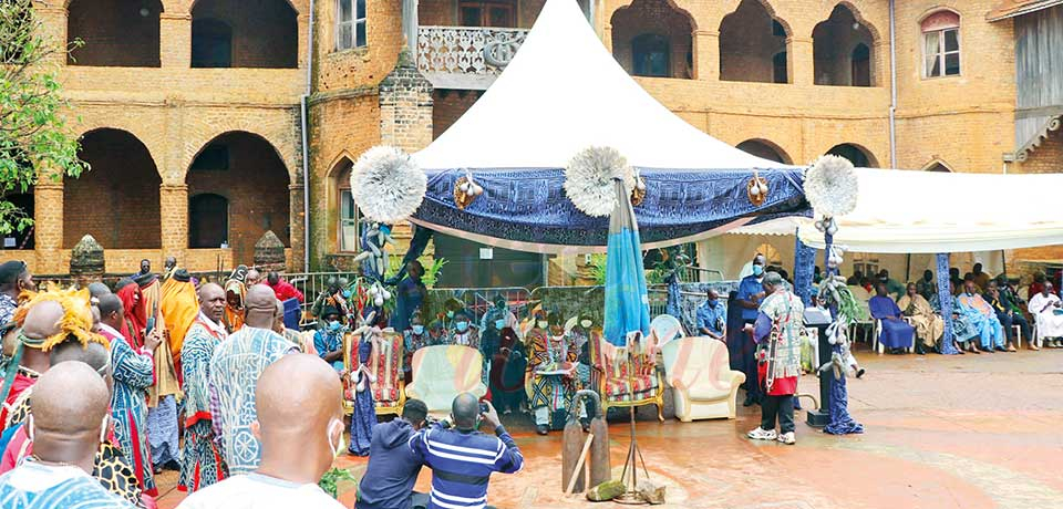 Dernier voyage de SM Mbombo Njoya :  Foumban, les habits du deuil