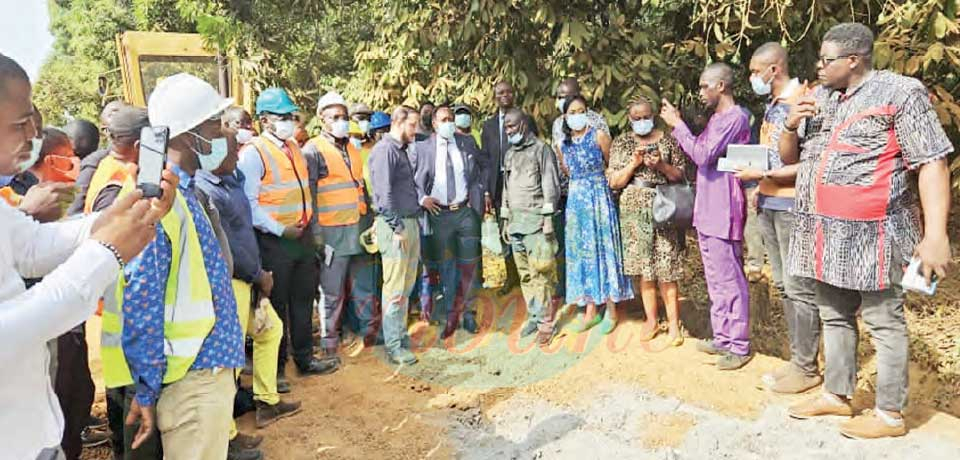 Le ministre des Travaux publics était mercredi dernier dans la commune de Ngog-Mapubi pour assister à la pose d’une planche d’essai à base du « liant hydraulique routier ».