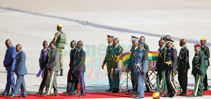 L’arrivée à l’aéroport de Harare : l’ex-chef d’Etat sera inhumé dimanche prochain