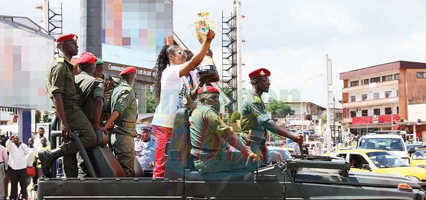 Les Lionnes heureuses de présenter leur trophée aux populations de la capitale.