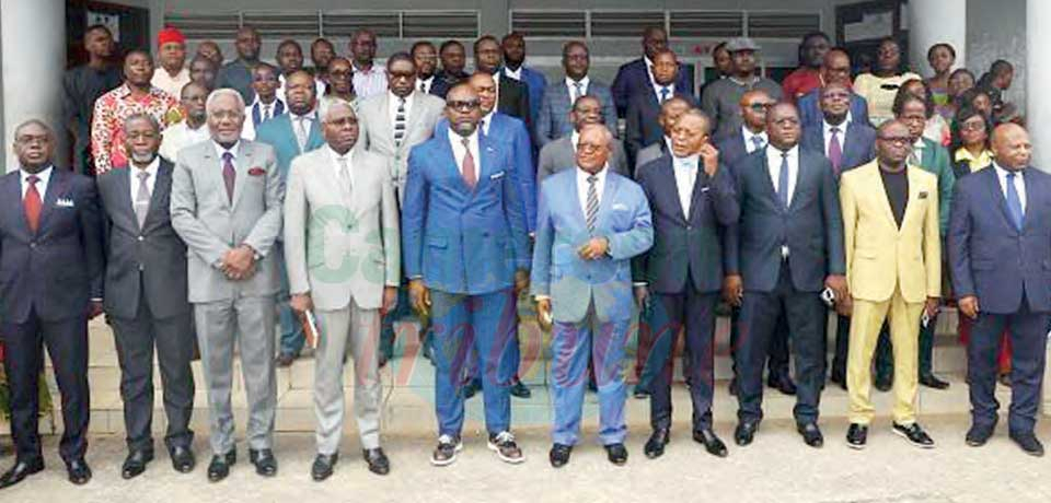 Le Minfopra et les responsables de l’université de Douala. Le Minfopra et les responsables de l’université de Douala.