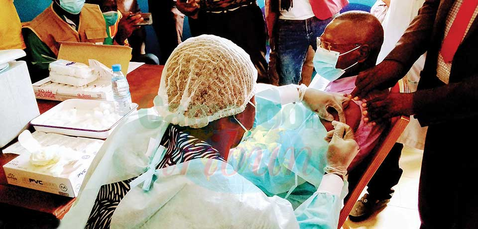 Le gouverneur Félix Nguélé Nguélé recevant sa première dose de vaccin mercredi.