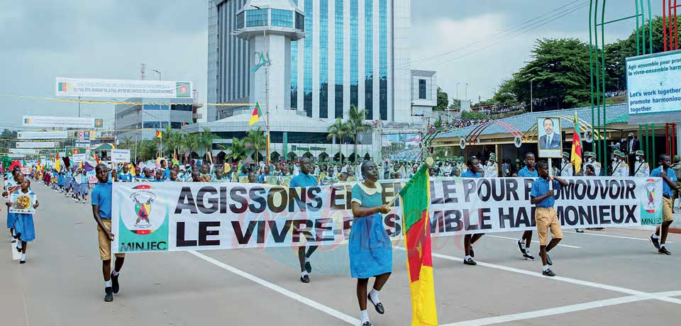 Défilé civil : élèves et étudiants dans le bain