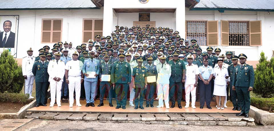 Les lauréats autour du commandant des Ecoles et Centres d’instruction interarmées.