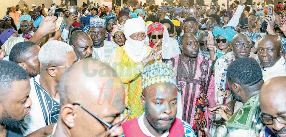 SM Mouhammed-Nabil Mforifoum Mbombo Njoya, sultan-roi des Bamoun, a été reçu dimanche dernier par la communauté Bamoun de France.