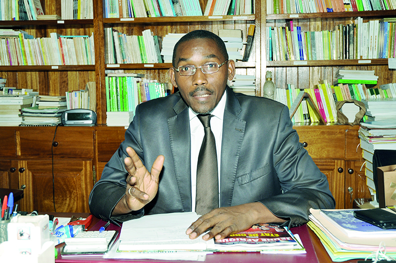 Pr. Marcelin Vounda Etoa, secrétaire permanent du Conseil national d’agrément du manuel scolaire et des matériels didactiques. Pr. Marcelin Vounda Etoa, secrétaire permanent du Conseil national d’agrément du manuel scolaire et des matériels didactiques.