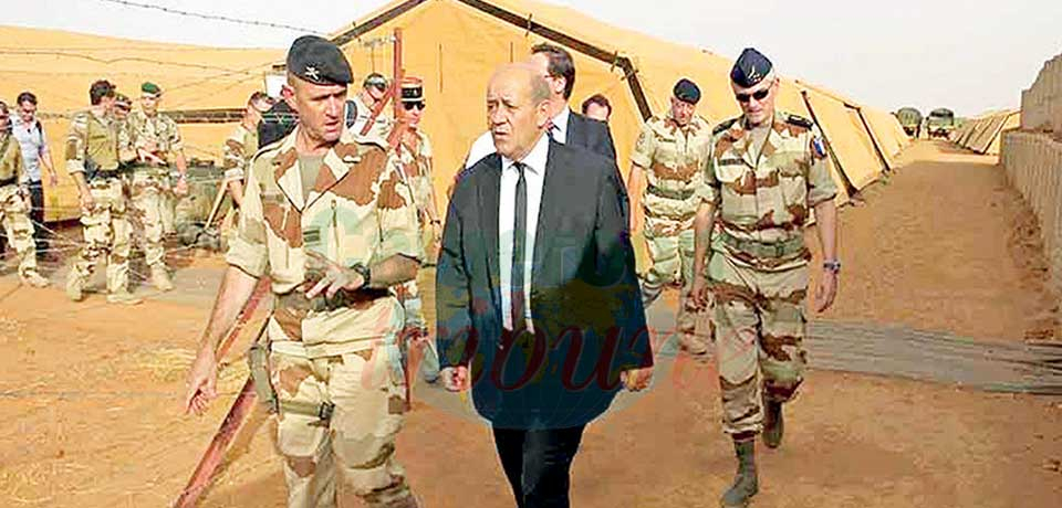 Jean Yves Le Drian aux côtés des troupes françaises au Mali.