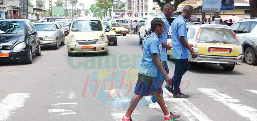 Savoir traverser la route, une bonne pratique de sécurité routière. Savoir traverser la route, une bonne pratique de sécurité routière.