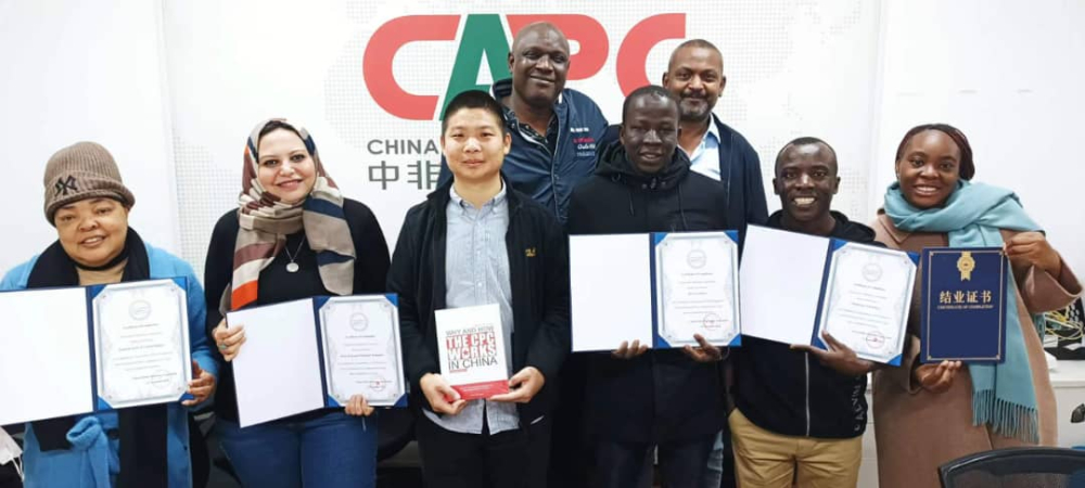 Quelques journalistes africains ayant reçu leurs diplômes de fin de stage en Chine. Quelques journalistes africains ayant reçu leurs diplômes de fin de stage en Chine.