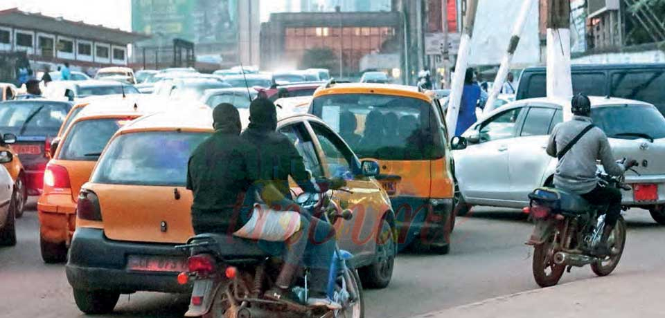 Yaoundé : encore des motos-taxis au centre-ville Yaoundé : encore des motos-taxis au centre-ville