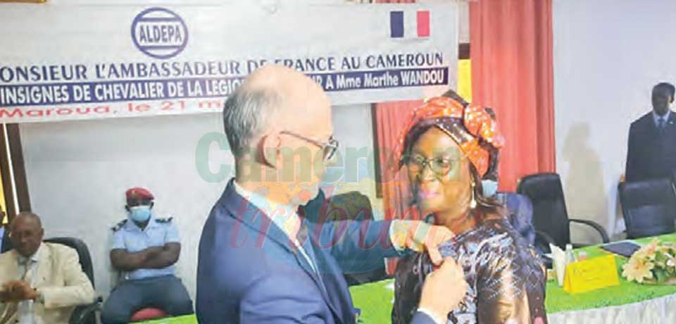 Une décoration comme reconnaissance pour la défense des droits des enfants et des femmes. Une décoration comme reconnaissance pour la défense des droits des enfants et des femmes.
