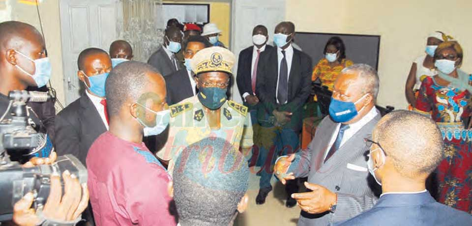 Le ministre Joseph LE, en compagnie du gouverneur du Sud, visitant la salle multimédia SIGIPES de la délégation régionale du MINFOPRA. Le ministre Joseph LE, en compagnie du gouverneur du Sud, visitant la salle multimédia SIGIPES de la délégation régionale du MINFOPRA.
