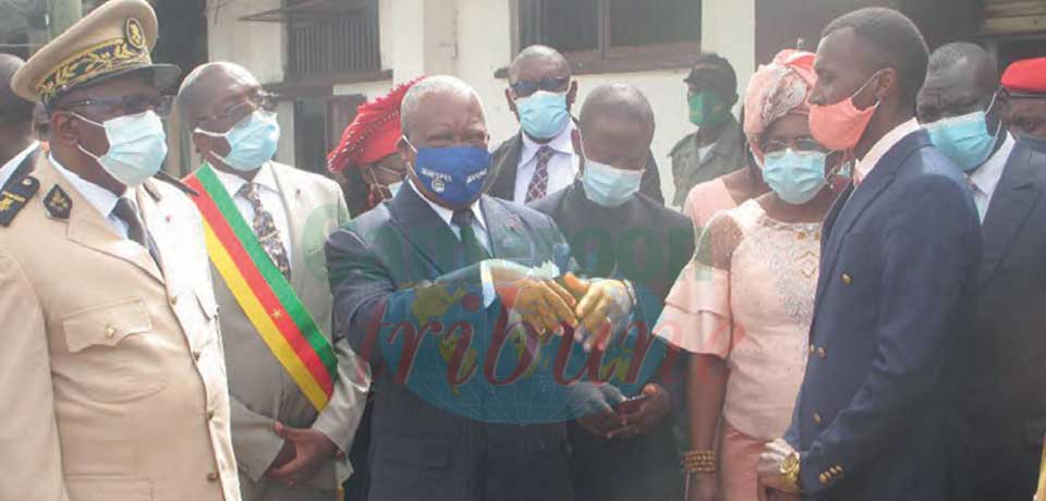 Minister LE assessing public service reforms with his collaborators in the Region. Minister LE assessing public service reforms with his collaborators in the Region.
