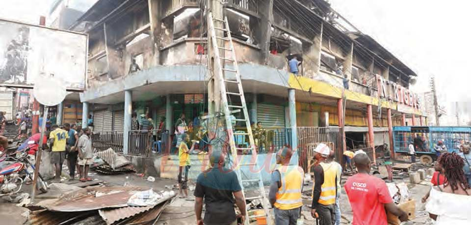 Incendie au Marché central de Yaoundé : les récupérateurs investissent les décombres Incendie au Marché central de Yaoundé : les récupérateurs investissent les décombres