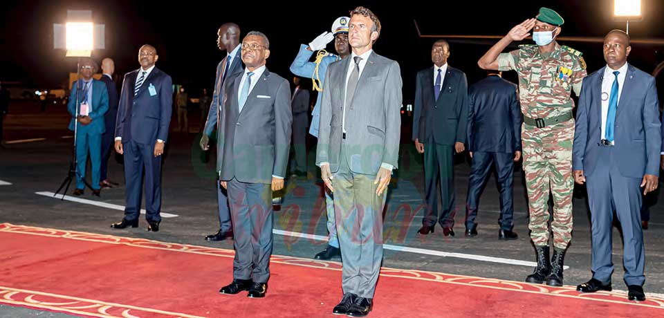 Le président français accueilli au bas de la passerelle par le Premier ministre, chef du gouvernement, représentant du chef de l’Etat.