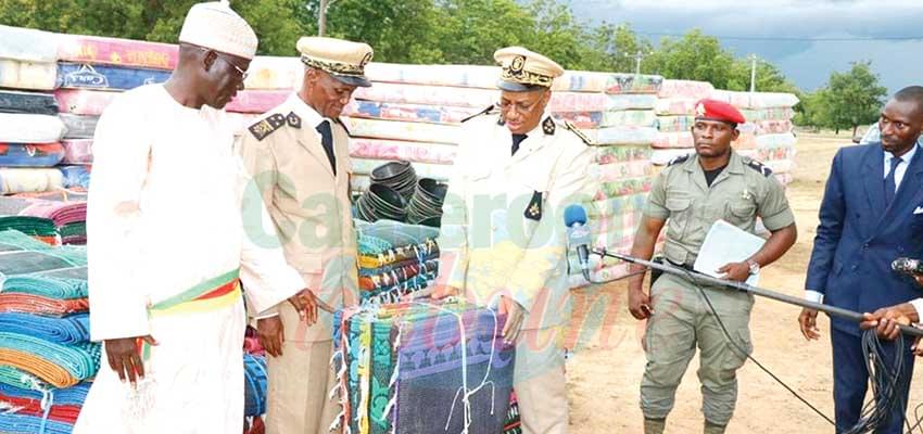 Remise symbolique de don au représentant des victimes des inondations.