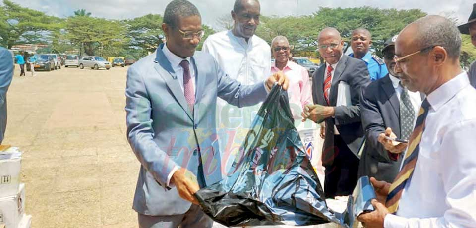 Lutte contre l’insalubrité à Yaoundé : 35 000 sacs poubelles remis aux chefs
