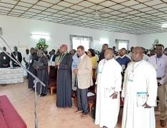 Remise symbolique des dons du 1er BIR aux autorités de Gazawa.