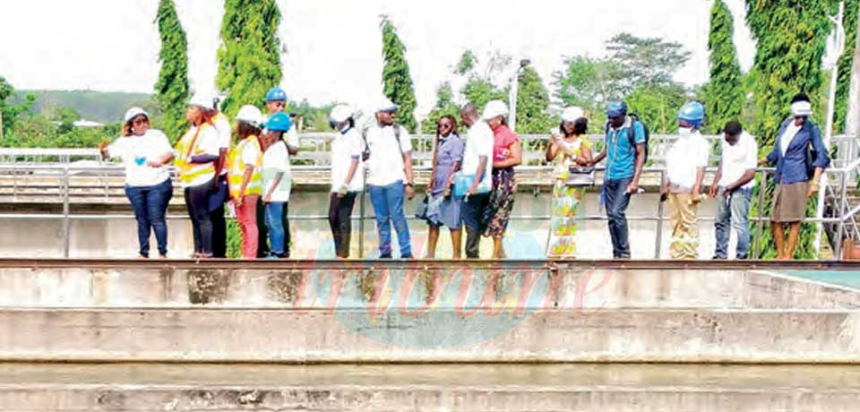 Des étudiants édifiés sur le chemin de l’eau potable depuis Yato. Des étudiants édifiés sur le chemin de l’eau potable depuis Yato.