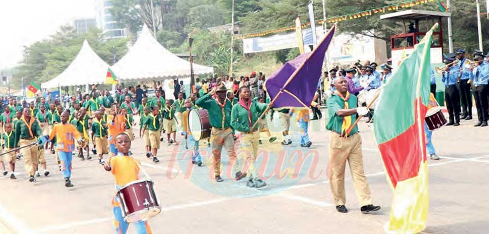 Douala : une parade riche en couleurs