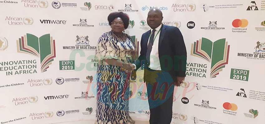 Armand Claude Abanda félicité pour son exposé par le Pr. Sarah Ayang Agbor. Armand Claude Abanda félicité pour son exposé par le Pr. Sarah Ayang Agbor.