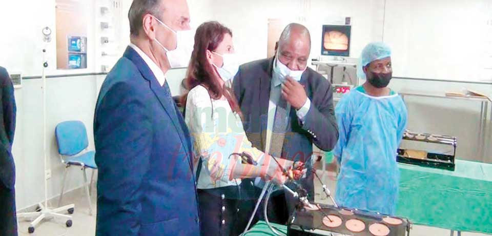 L’ambassadeur de Tunisie visitant les installations du Chracerh hier à Yaoundé.