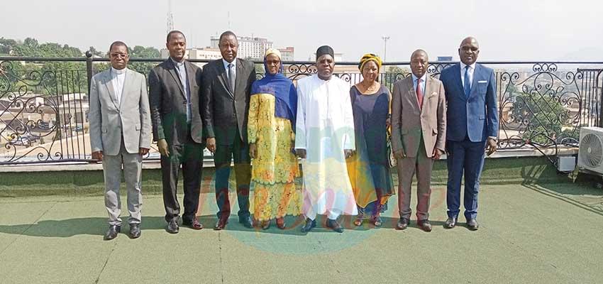 Des membres de la cellule autour du ministre Georges Elanga Obam