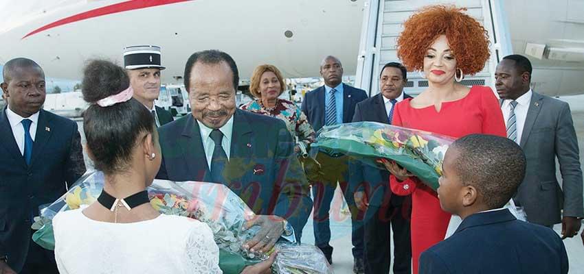 Des fleurs pour Paul et Chantal Biya.