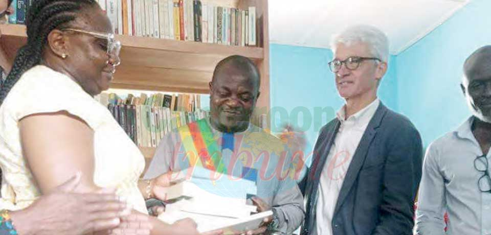 Bibliothèque municipale de Zoetele : l’ambassadeur de Belgique de passage