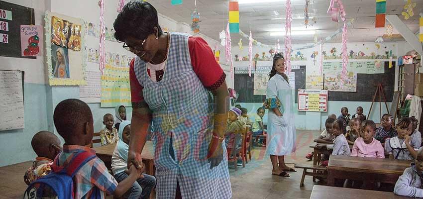 Les tout-petits sont accueillis par leurs institutrices.