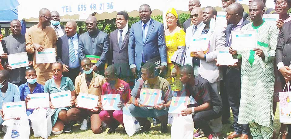 Des jeunes lancés dans la maîtrise parfaite des deux langues officielles du Cameroun. Des jeunes lancés dans la maîtrise parfaite des deux langues officielles du Cameroun.