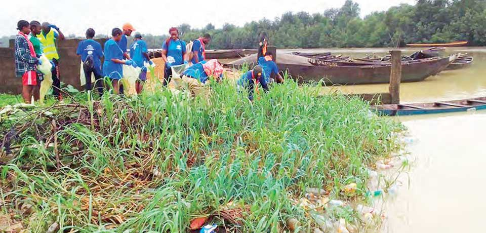 Journée mondiale du nettoyage : pêche de déchets plastiques dans le Wouri