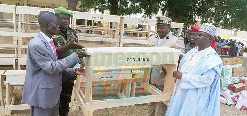 Remise symbolique des dons du 1er BIR aux autorités de Gazawa.