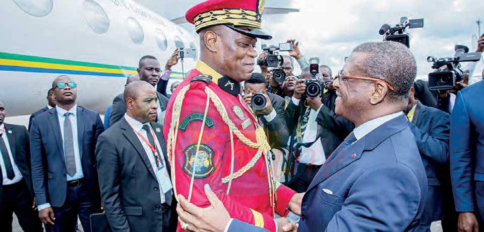 Le président de transition et président de la République gabonaise accueilli par le Premier ministre.