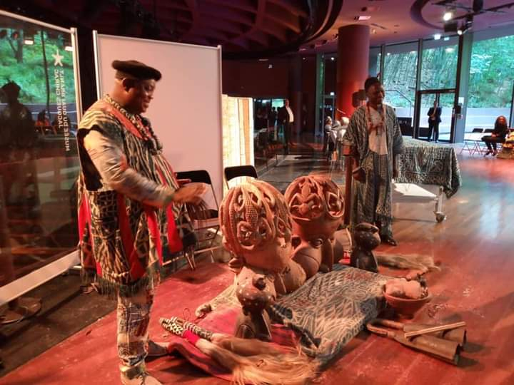 Culture camerounaise à Paris : les chefs traditionnels et le patrimoine en vitrine