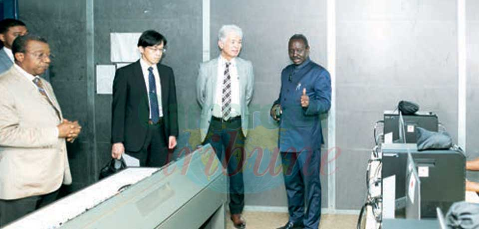L’ambassadeur extraordinaire et plénipotentiaire du Japon au Cameroun a visité mardi dernier le studio 1 de la CRTV équipé l’an dernier d’un important don en matériels de pointe.