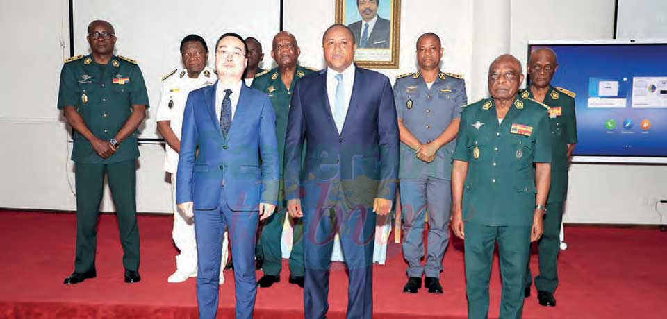 Entourés d’officiers supérieurs, le SG du Mindef et le DGA Huawei-Cameroun ont posé à côté de l’équipement reçu.