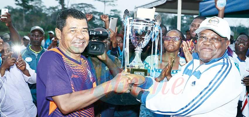 L’Enam recevant le trophée des mains du ministre de la Fonction publique et de la Réforme administrative, Joseph LE.