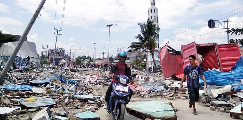 Séisme et tsunami en Indonésie: plus de 800 morts