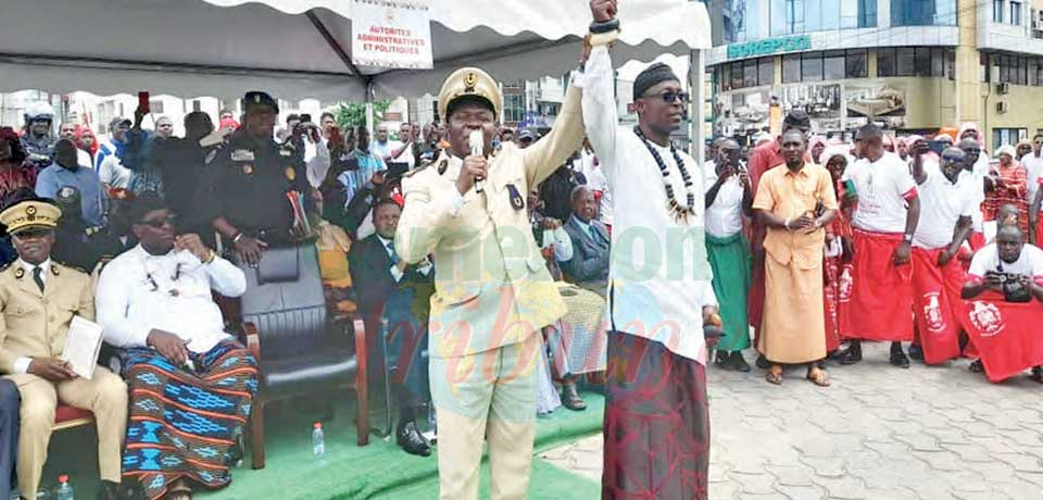 S.M. Dr Louis Din Dika Akwa a été officiellement installé le 15 juillet par le préfet du département du Wouri, Benjamin Mboutou. S.M. Dr Louis Din Dika Akwa a été officiellement installé le 15 juillet par le préfet du département du Wouri, Benjamin Mboutou.